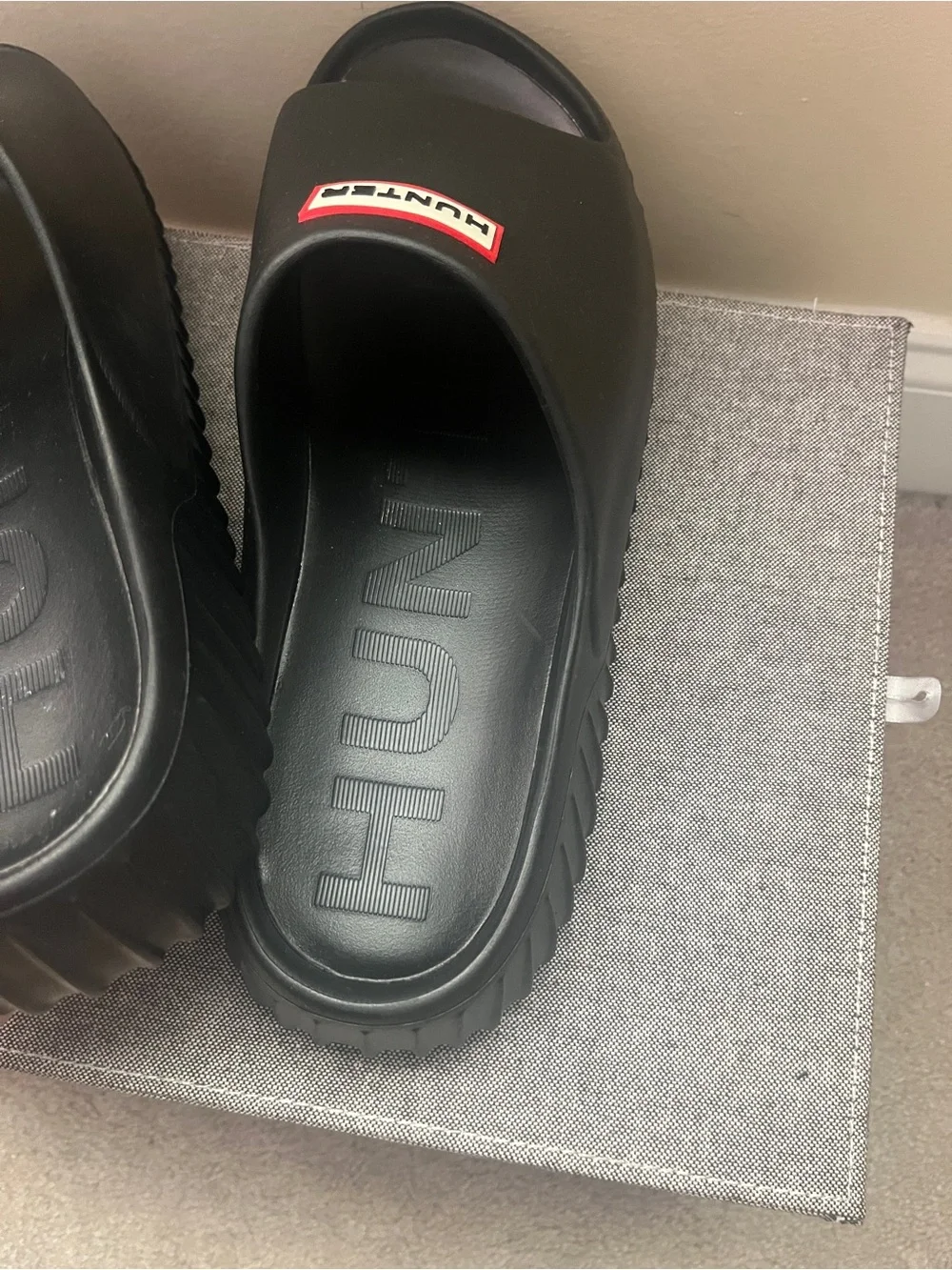 Hunter Black Slides with Red-Trim Logo Men’s Size 12M